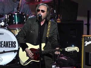 Tom Petty Koma, Adam Levine Ungkapkan Kesedihan