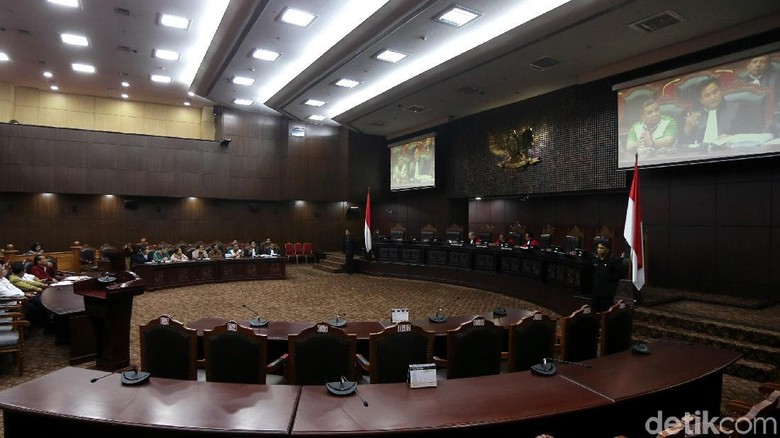 MK: Larang Nikah dengan Rekan 1 Kantor Melanggar UUD 1945! MK: Larang Nikah dengan Rekan 1 Kantor Melanggar UUD 1945!