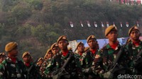 Bila menengok ke arah belakang panggung, tampak di atas bukit yang menghadap ke dermaga tulisan besar berwarna merah putih, yang berbunyi Bersama Rakyat TNI Kuat. Dirgahayu TNI Ke-72.