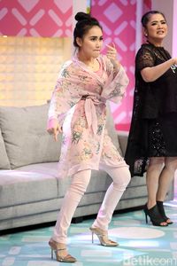  Ayu Ting Ting Anggap Via Vallen Bukan Saingan