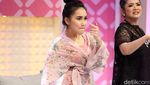Tanda Merah di Leher Ayu Ting Ting, Bekas Kerokan?