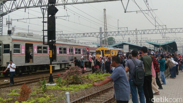 KRL Anjlok di Cisauk, Penumpang Menumpuk di Beberapa Stasiun KRL Anjlok di Cisauk, Penumpang Menumpuk di Beberapa Stasiun
