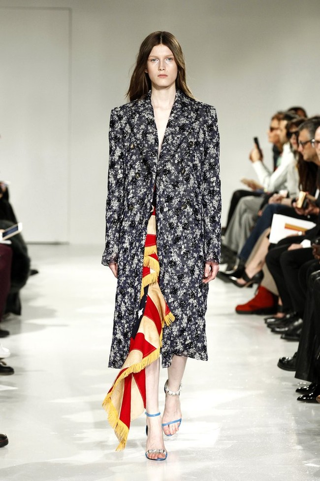 Di fashion show Calvin Klein, beda sepatu tidak seekstrem Celine. Warnanya dibuat tetap sama, tapi berbeda ornamen. Foto: Ist.