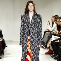 Di fashion show Calvin Klein, beda sepatu tidak seekstrem Celine. Warnanya dibuat tetap sama, tapi berbeda ornamen. Foto: Ist.