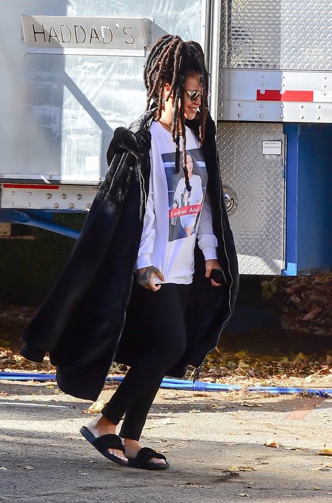 Entah beli atau bikin sendiri, Rihanna pun punya baju dengan gambar dirinya. Pelantun Wild Thoughts itu tertangkap kamera paparazzi mengenakan kaus tersebut saat jalan santai. Foto: Instagram