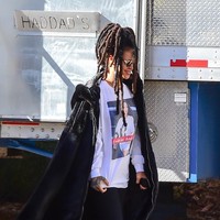 Entah beli atau bikin sendiri, Rihanna pun punya baju dengan gambar dirinya. Pelantun Wild Thoughts itu tertangkap kamera paparazzi mengenakan kaus tersebut saat jalan santai. Foto: Instagram