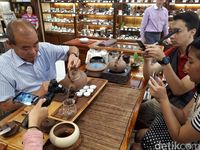 Mencoba teh tradisional China