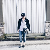 Tampil kasual dan santai dengan sentuhan sporty, Gisela juga terlihat memesona. Foto: Instagram