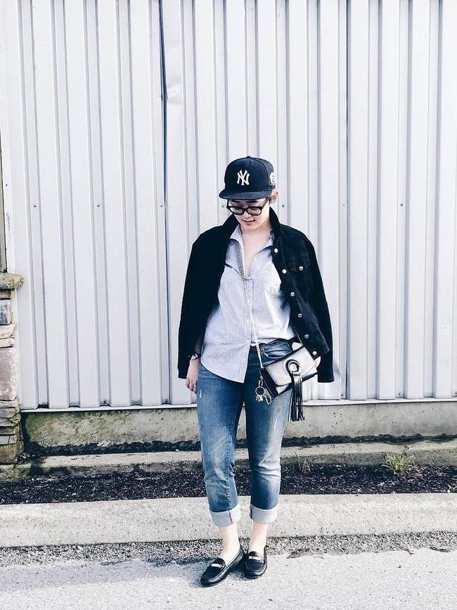 Tampil kasual dan santai dengan sentuhan sporty, Gisela juga terlihat memesona. Foto: Instagram