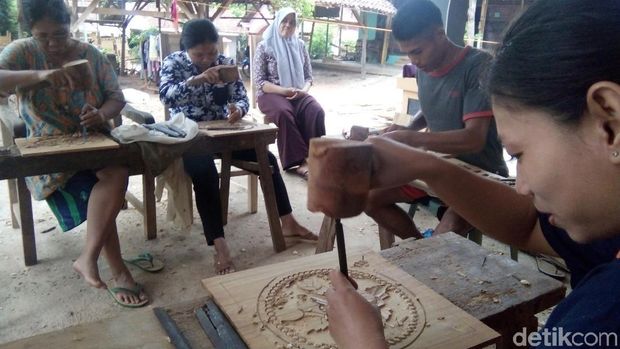 Wanita di balik industri ukiran kayu di Jepara.