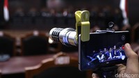 Pengunjung mengabadikan jalannya sidang menggunakan handphone.
