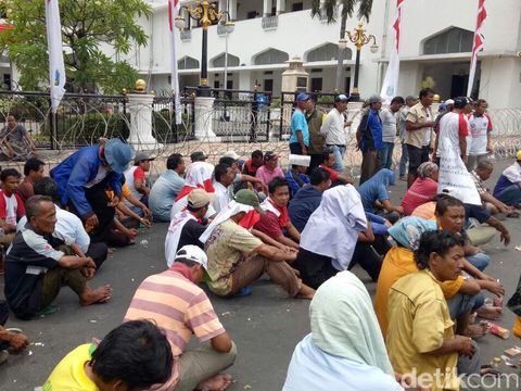 Para sopir angkot menunggu gubernur Jatim/