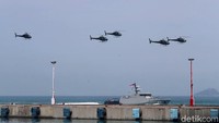 Helikopter TNI AU terbang di atas kapal perang TNI AL.