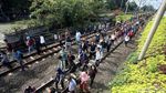 Foto: Ramai-ramai Berjalan di Lintasan Kereta