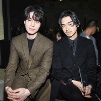 Lee Dong Wook mendapat tempat di front row show Givenchy, bersama aktor asal Jepang, Shota Matsuda. Foto: Getty Images
