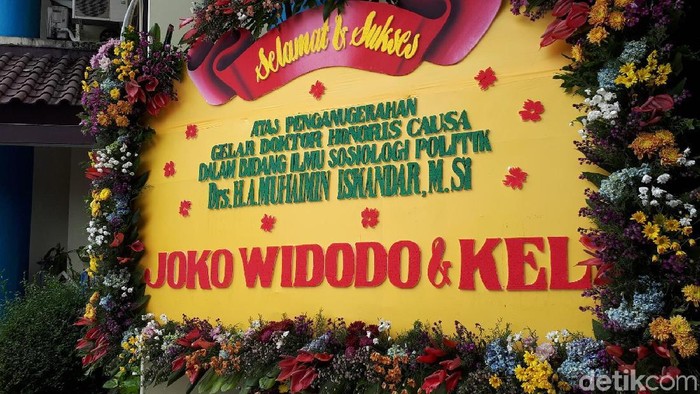 Bunga Ucapan Selamat Dr HC Muhaimin Iskandar Hiasi Kampus Unair