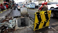 Tak hanya satu, terdapat puluhan lubang galian di lokasi tersebut.