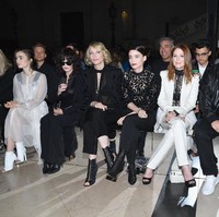 Lily Collins, Isabelle Adjani, Cate Blanchett, Rooney Mara, Julianne Moore, Pedro Aldmodovar dan Fan Bingbing di fashion show Givenchy (Le Segretain/Getty Images)
