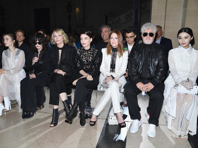 Lily Collins, Isabelle Adjani, Cate Blanchett, Rooney Mara, Julianne Moore, Pedro Aldmodovar dan Fan Bingbing di fashion show Givenchy (Le Segretain/Getty Images)
