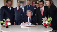 Stanislaw Kerczewski mengisi buku tamu DPD RI.