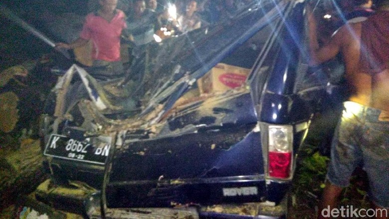 Pohon Tumbang Timpa Mobil, Satu Orang Tewas di Blora