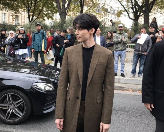 Mengenakan setelan coat dan celana yang dipadu kaus hitam, Lee Dong Wook terlihat tampan dan elegan. Foto: All K Pop