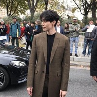 Mengenakan setelan coat dan celana yang dipadu kaus hitam, Lee Dong Wook terlihat tampan dan elegan. Foto: All K Pop