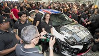 Karyawan Toyota mengambil foto mobil terakhir yang diproduksi di pabrik Altona, Australia. Pabrik sudah mengeluarkan sekitar 3,5 juta kendaraan dalam 54 tahun. Foto: Toyota Australia