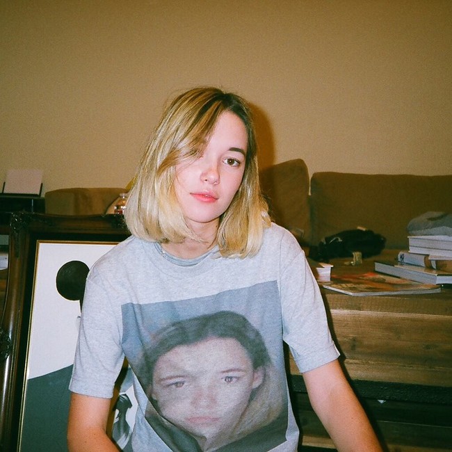 Sarah Snyder yang dikenal sebagai mantan pacar Jaden Smith pakai kaus bergambar wajah sendiri yang unik dari seleb kebanyakan. Ia memilih fotonya ketika masuk penjara. Ketika itu, Sarah dituduh mencuri sebuah tas Hermes. Foto: Instagram