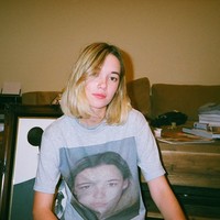 Sarah Snyder yang dikenal sebagai mantan pacar Jaden Smith pakai kaus bergambar wajah sendiri yang unik dari seleb kebanyakan. Ia memilih fotonya ketika masuk penjara. Ketika itu, Sarah dituduh mencuri sebuah tas Hermes. Foto: Instagram