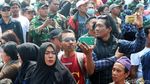 Warga Antusias Melihat Geladi Bersih HUT TNI