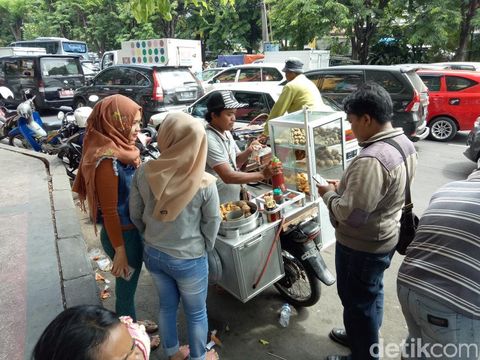 Penjual Makanan dan minuman laris manis/