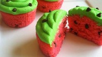 Cupcakes dengan warna merah muda dan krim berwarna hijau bisa Anda buat untuk si kecil yang suka dengan semangka. Foto: Istimewa