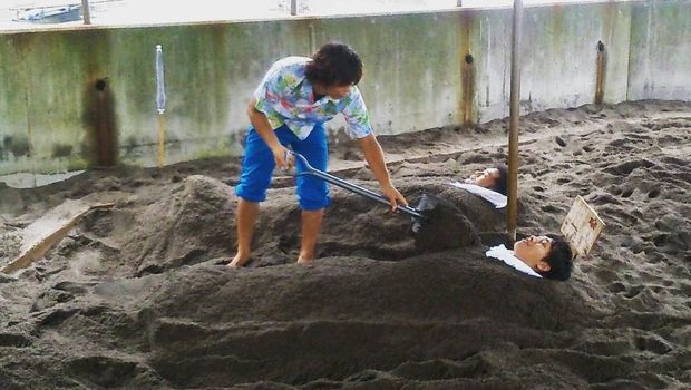 Kamu berani coba di kubur?