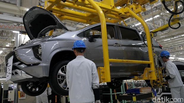 Pekerja memasang komponen mobil Xpander di Pabrik Cikarang Bekasi