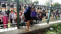 Beruntung ada satu lubang yang cukup besar, karena salah satu besinya dicopot.