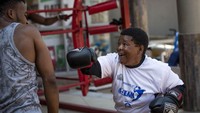 Dalam bahasa Afrika, gogos berarti nenek. Jadi Boxing Grogos Program, program tinju untuk nenek-nenek. Para pelatih Boxing Grogos adalah instruktur dari A Team Gym (AFP)