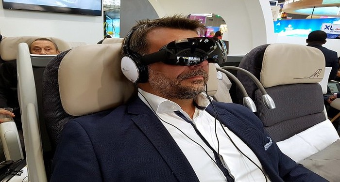 Hiburan Baru di Pesawat, Nonton Film VR