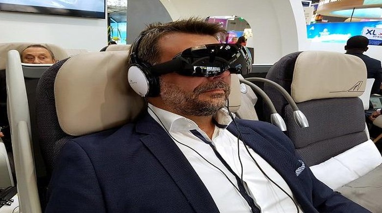 Hiburan Baru di Pesawat Nonton Film VR 