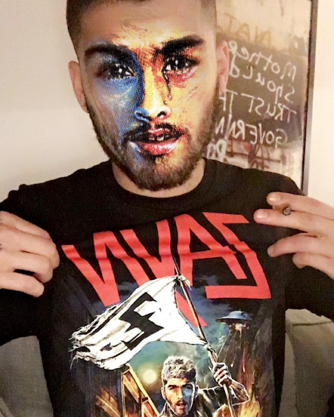 Zayn juga punya kaus dengan tulisan nama dan gambar dirinya. Ia pun mencoba melakukan faceswap yang hasilnya menarik untuk diunggah di Instagram. Foto: Instagram