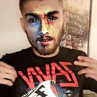Zayn juga punya kaus dengan tulisan nama dan gambar dirinya. Ia pun mencoba melakukan faceswap yang hasilnya menarik untuk diunggah di Instagram. Foto: Instagram