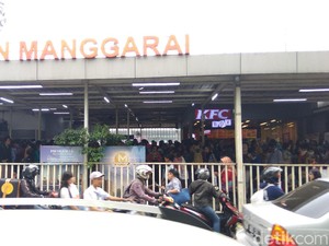 Imbas KRL Anjlok, Antren Penumpang di Stasiun Manggarai Mengular
