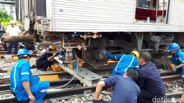 Proses evakuasi KRL yang anjlok di jalur Stasiun Manggarai