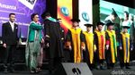 Cantik Berkebaya, Sri Mulyani Pose Bareng Wisudawan STAN