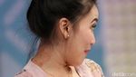 Tanda Merah di Leher Ayu Ting Ting, Bekas Kerokan?