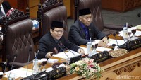 Rapat dipimpin oleh Wakil Ketua DPR Taufik Kurniawan.
