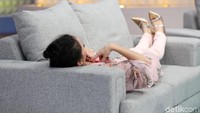 Ia pun terlihat memilih untuk bersantai saat break syuting.
