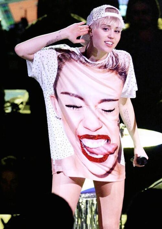 Tak semua orang mau pakai baju yang penuh gambar wajahnya sendiri. Orang tersebut tentu bukan Miley. Foto: Instagram