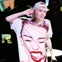 Tak semua orang mau pakai baju yang penuh gambar wajahnya sendiri. Orang tersebut tentu bukan Miley. Foto: Instagram