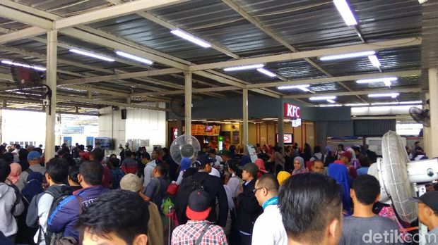 Antrean penumpang di Stasiun Manggarai.